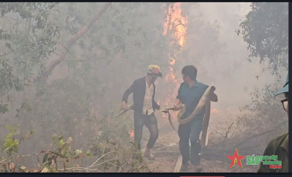 Cán bộ, chiến sĩ Đồn Biên phòng Mỹ Thạnh Tây tham gia chữa cháy rừng tràm
